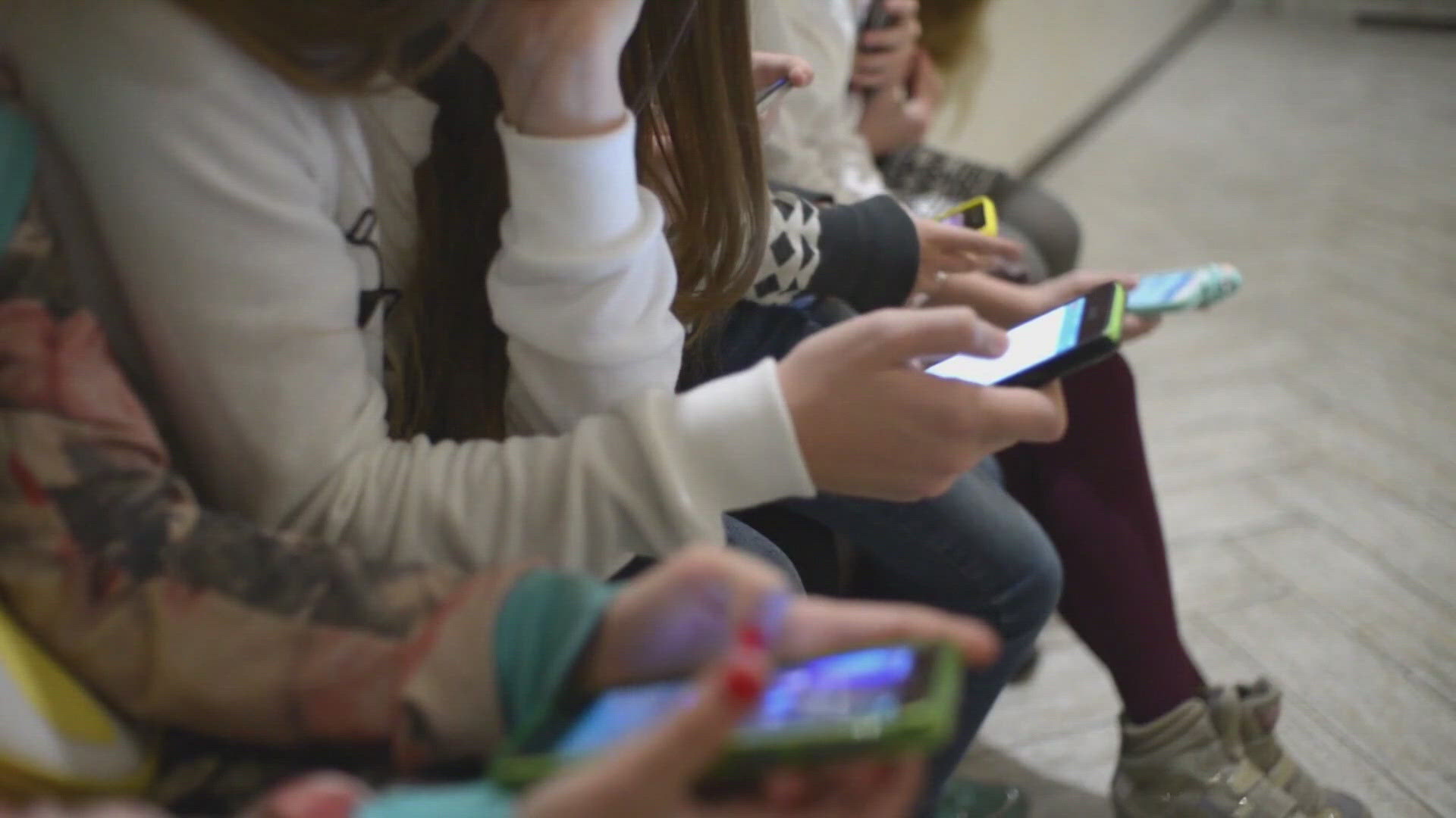 Indiana Lawmakers Weigh Statewide Ban on Cell Phones in Schools